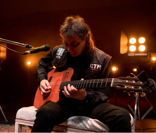 El icnico guitarrista del rock argentino atraviesa su mejor momento solista. Su msica lleg a los odos de Steve Vai, quien lo invit expresamente para abrir su nico show en Argentina